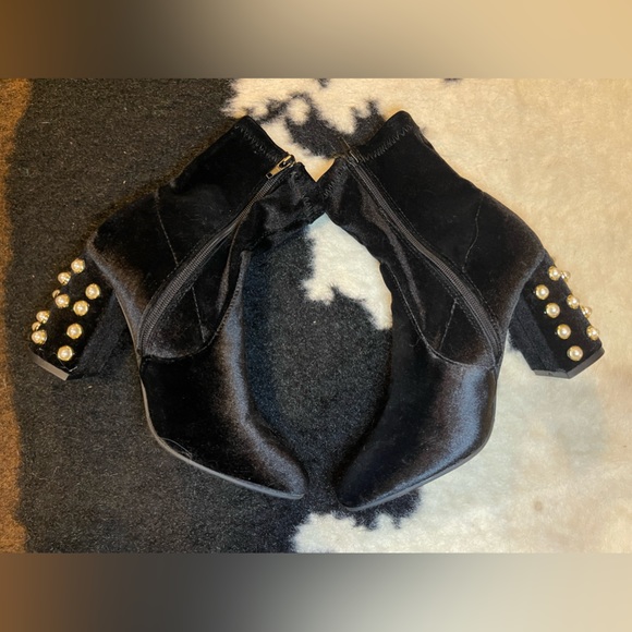 Pearl detail velvet ankle boot - Picture 3 of 6